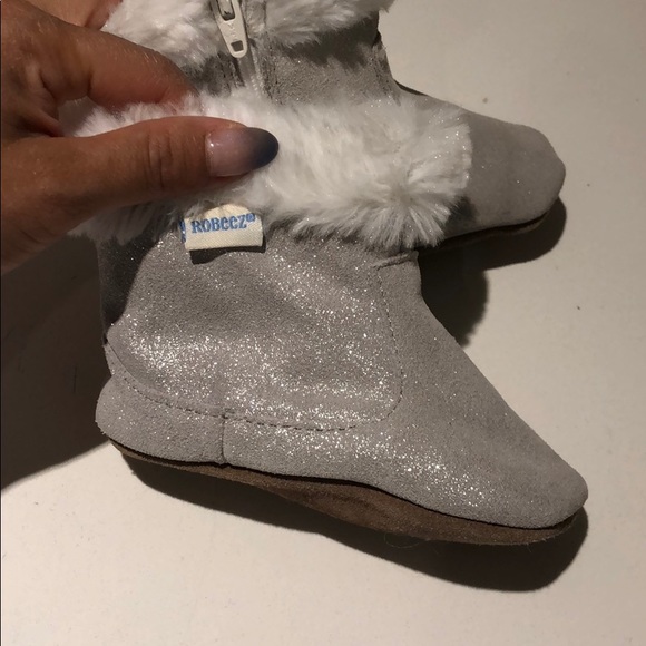 ⭐️ Robeez silver metallic fur lined booties - Picture 2 of 3